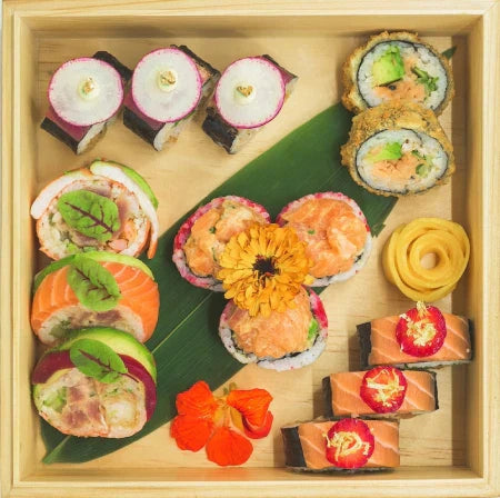 Plateau de sushis et sashimis frais avec garnitures artisanales